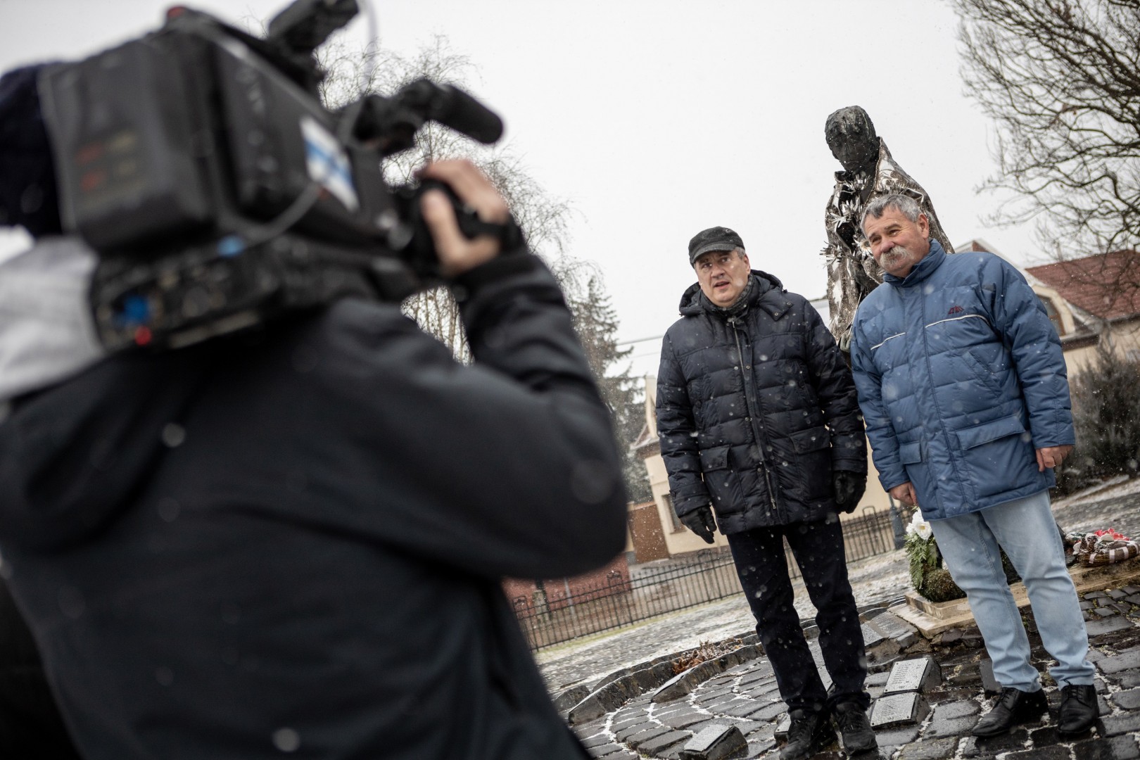 Kiss Attila polgármester és Sőrés István alpolgármester tartottak sajtótájékoztatót a II. világháborús emlékműnél