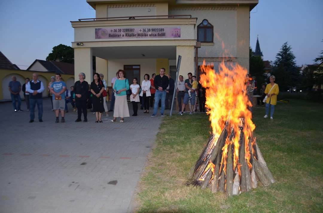 Összetartozásunk Tüze égett a görögkatolikus templomkertben is